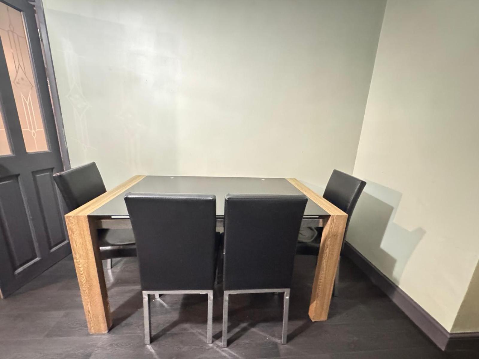 Apartment Sleeps 8 L 3 Bedroom L Last-minute Specials L New L Elegant House Near Center Sleeps 6 With Free Parking L By Zen Nights Short Lets & Serviced *