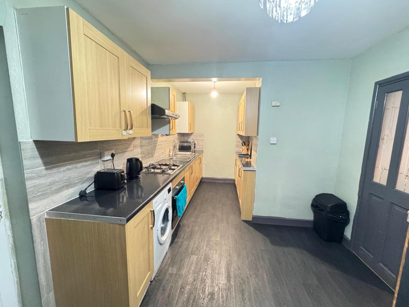 Apartment Sleeps 8 L 3 Bedroom L Last-minute Specials L New L Elegant House Near Center Sleeps 6 With Free Parking L By Zen Nights Short Lets & Serviced Leicester