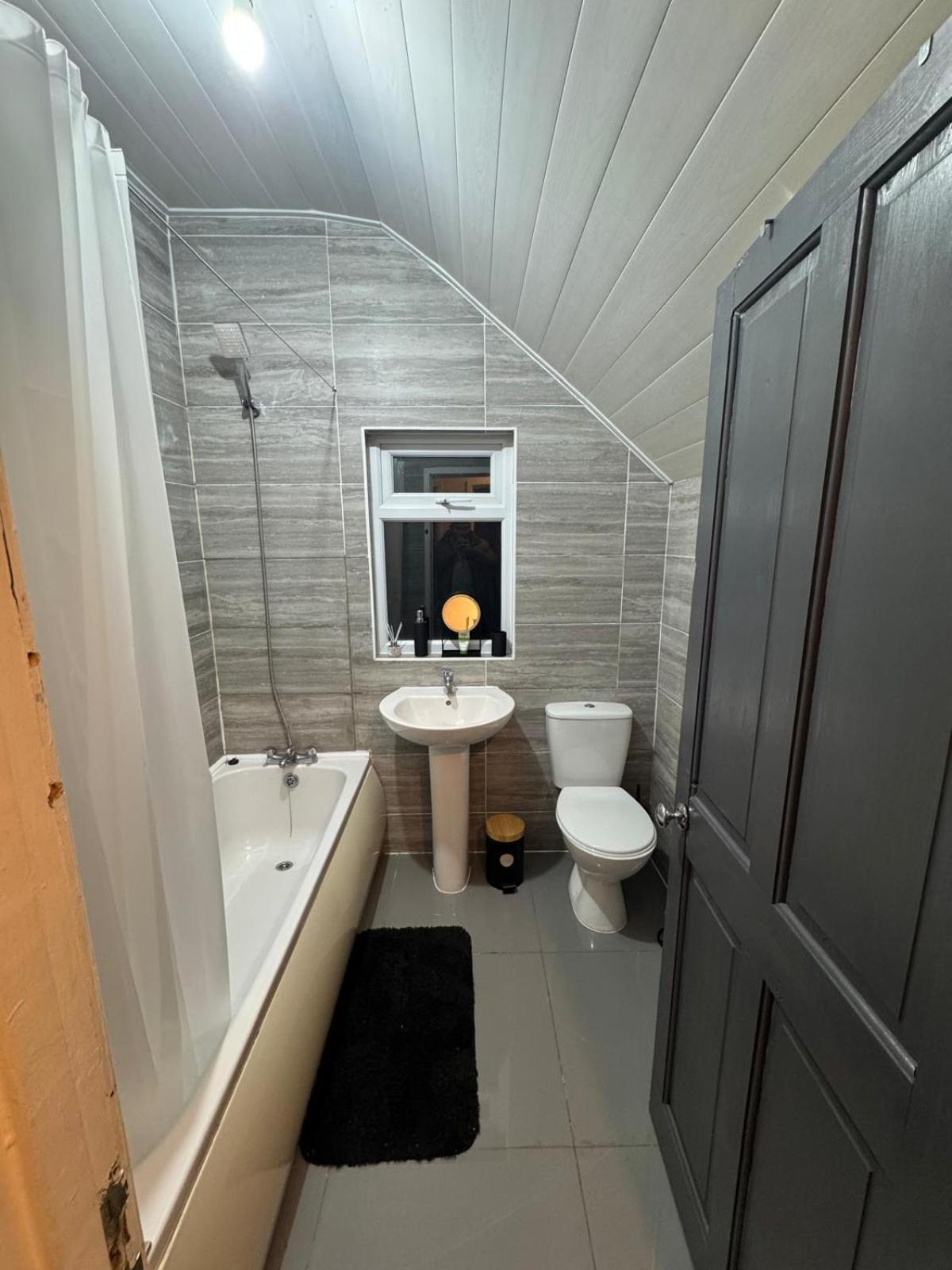 Sleeps 8 L 3 Bedroom L Last-minute Specials L New L Elegant House Near Center Sleeps 6 With Free Parking L By Zen Nights Short Lets & Serviced *