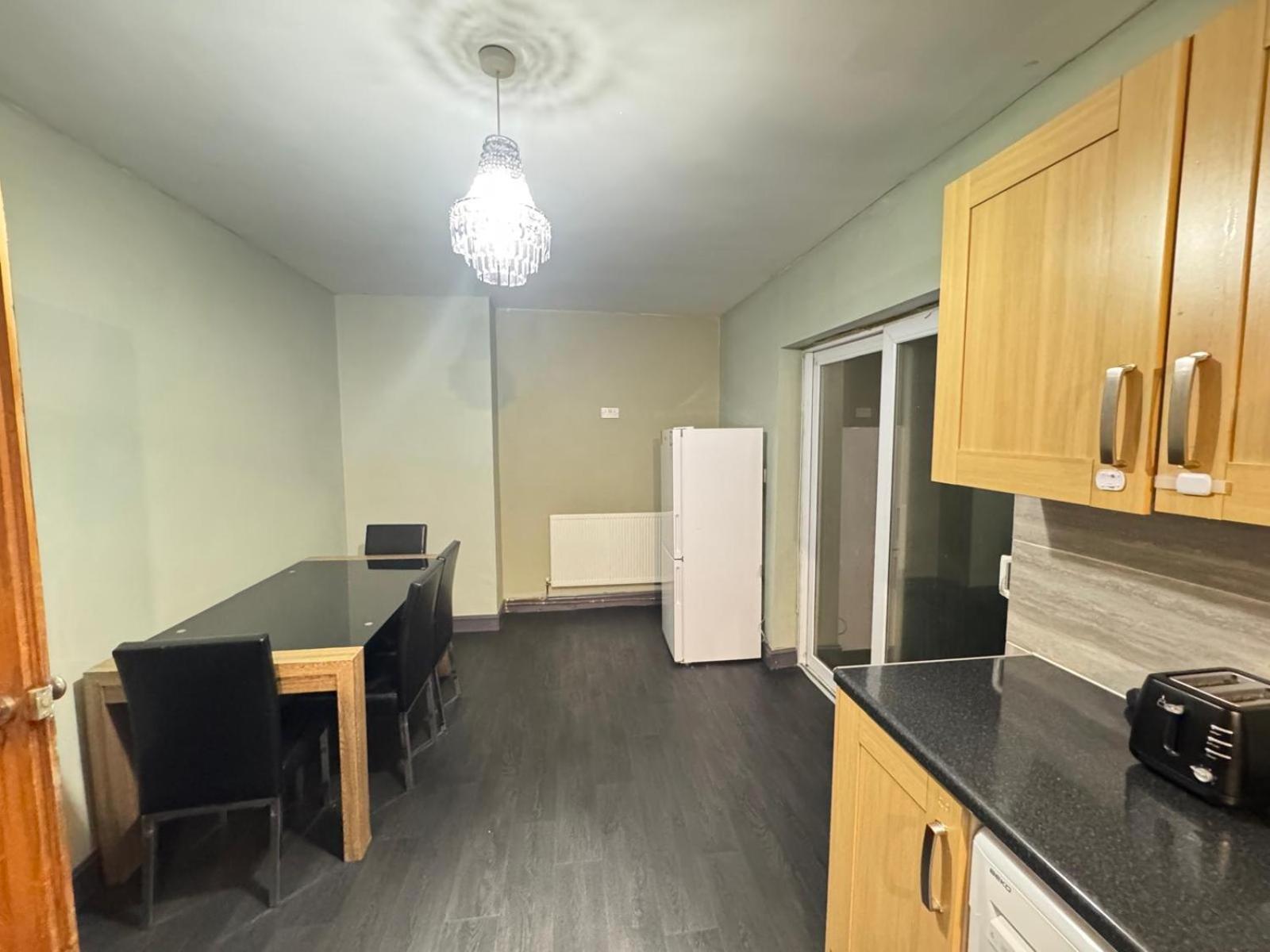 Sleeps 8 L 3 Bedroom L Last-minute Specials L New L Elegant House Near Center Sleeps 6 With Free Parking L By Zen Nights Short Lets & Serviced