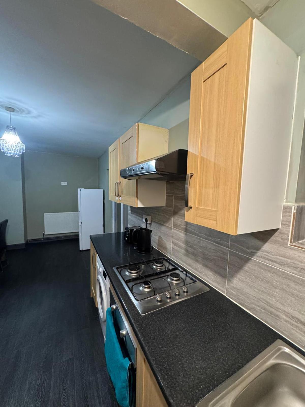 Sleeps 8 L 3 Bedroom L Last-minute Specials L New L Elegant House Near Center Sleeps 6 With Free Parking L By Zen Nights Short Lets & Serviced Apartment *
