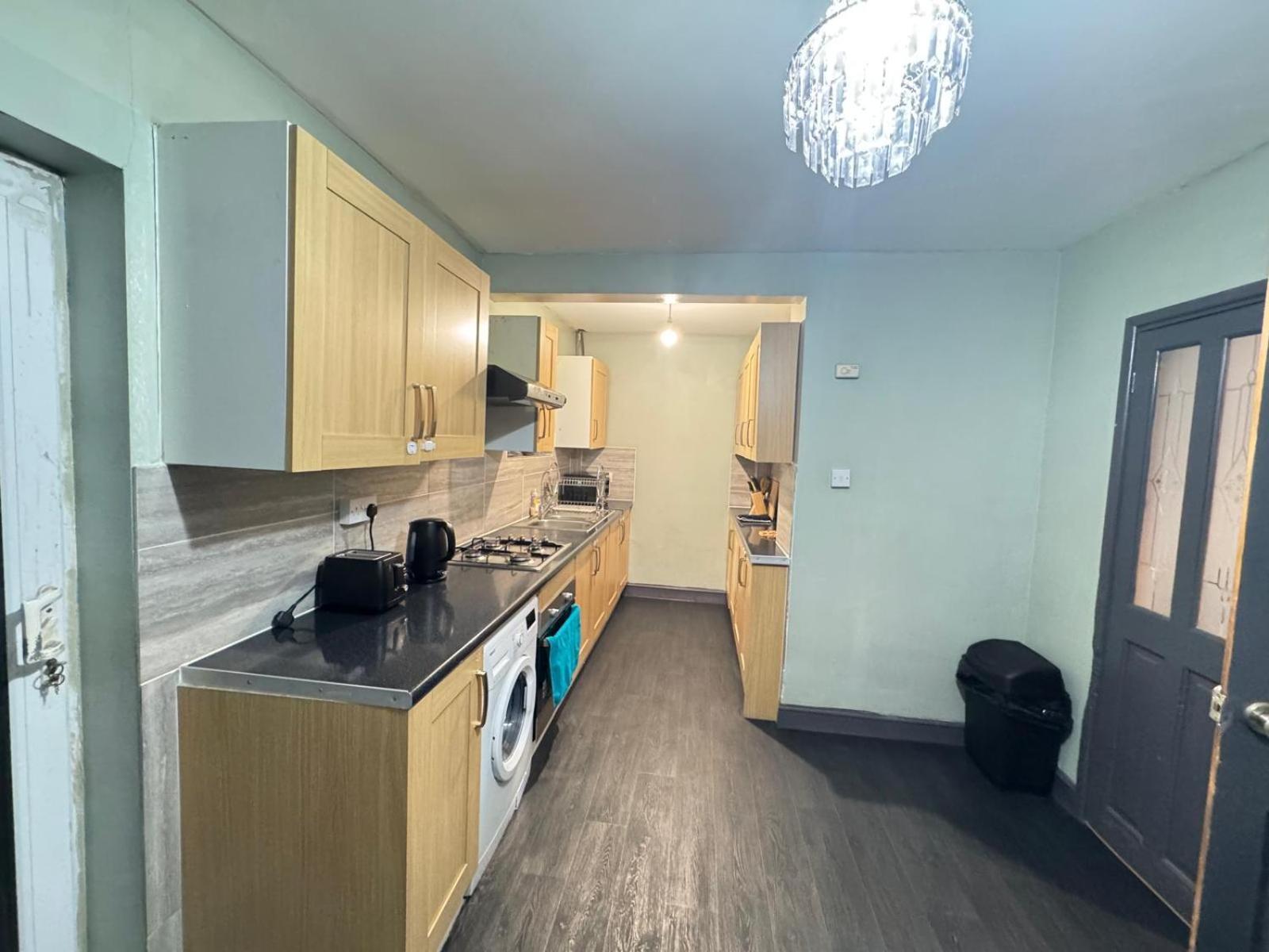 Sleeps 8 L 3 Bedroom L Last-minute Specials L New L Elegant House Near Center Sleeps 6 With Free Parking L By Zen Nights Short Lets & Serviced