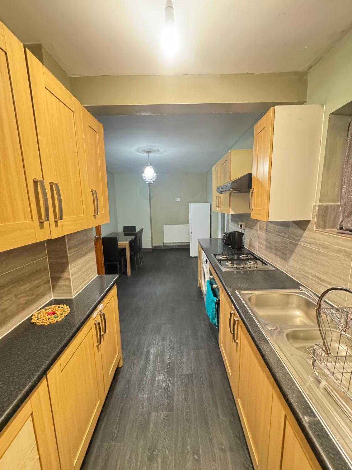 Apartment Sleeps 8 L 3 Bedroom L Last-minute Specials L New L Elegant House Near Center Sleeps 6 With Free Parking L By Zen Nights Short Lets & Serviced Leicester