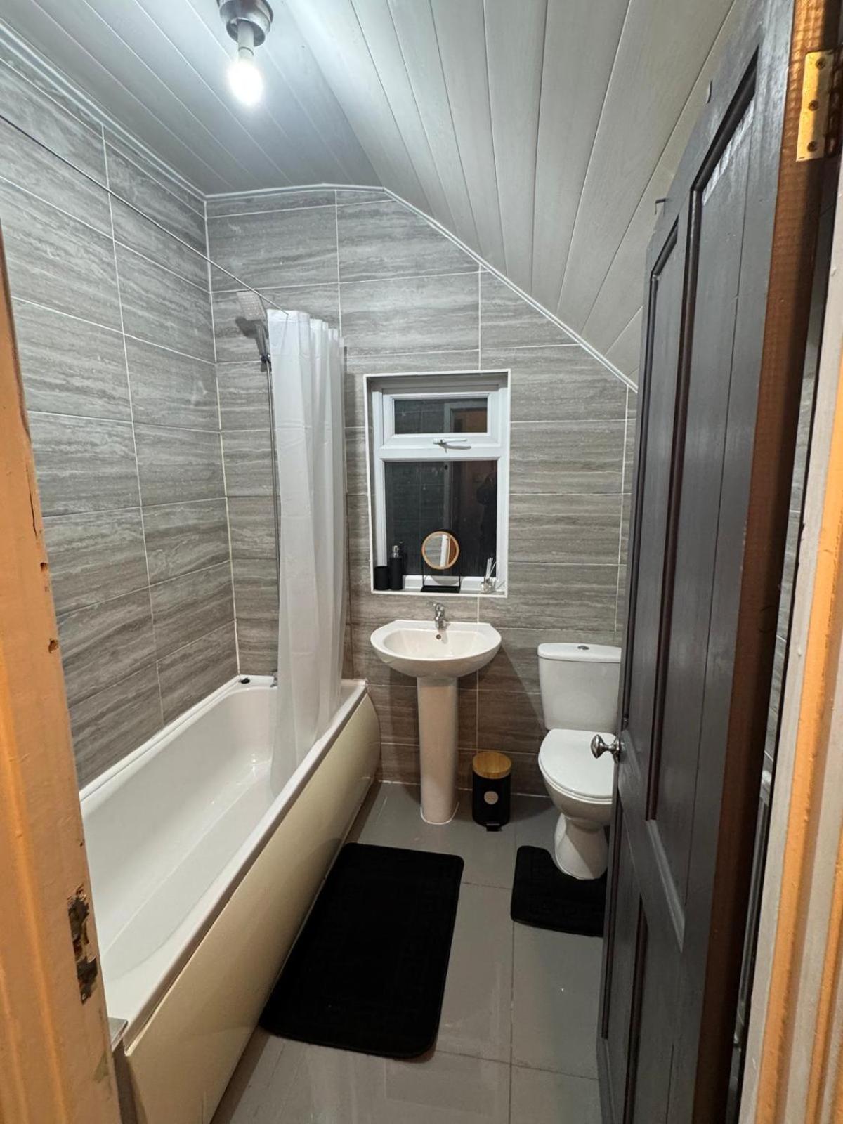 Apartment Sleeps 8 L 3 Bedroom L Last-minute Specials L New L Elegant House Near Center Sleeps 6 With Free Parking L By Zen Nights Short Lets & Serviced Leicester