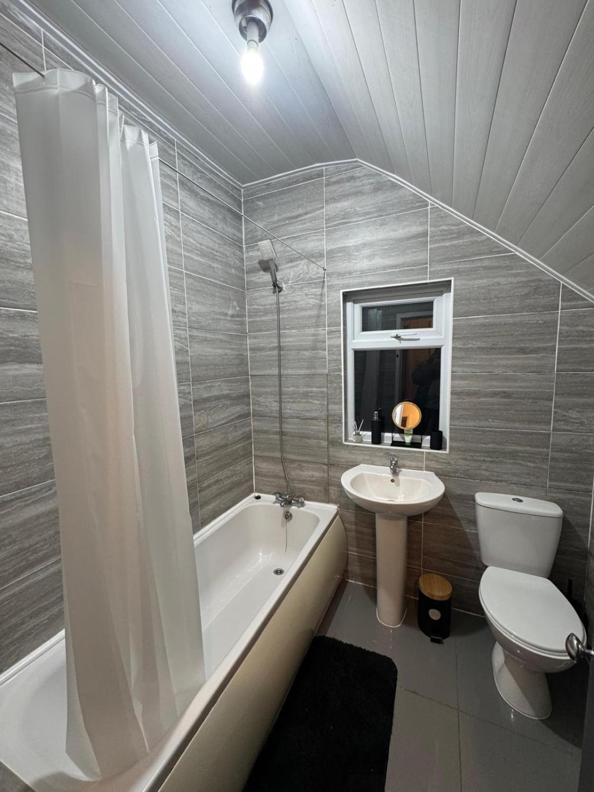 Sleeps 8 L 3 Bedroom L Last-minute Specials L New L Elegant House Near Center Sleeps 6 With Free Parking L By Zen Nights Short Lets & Serviced *