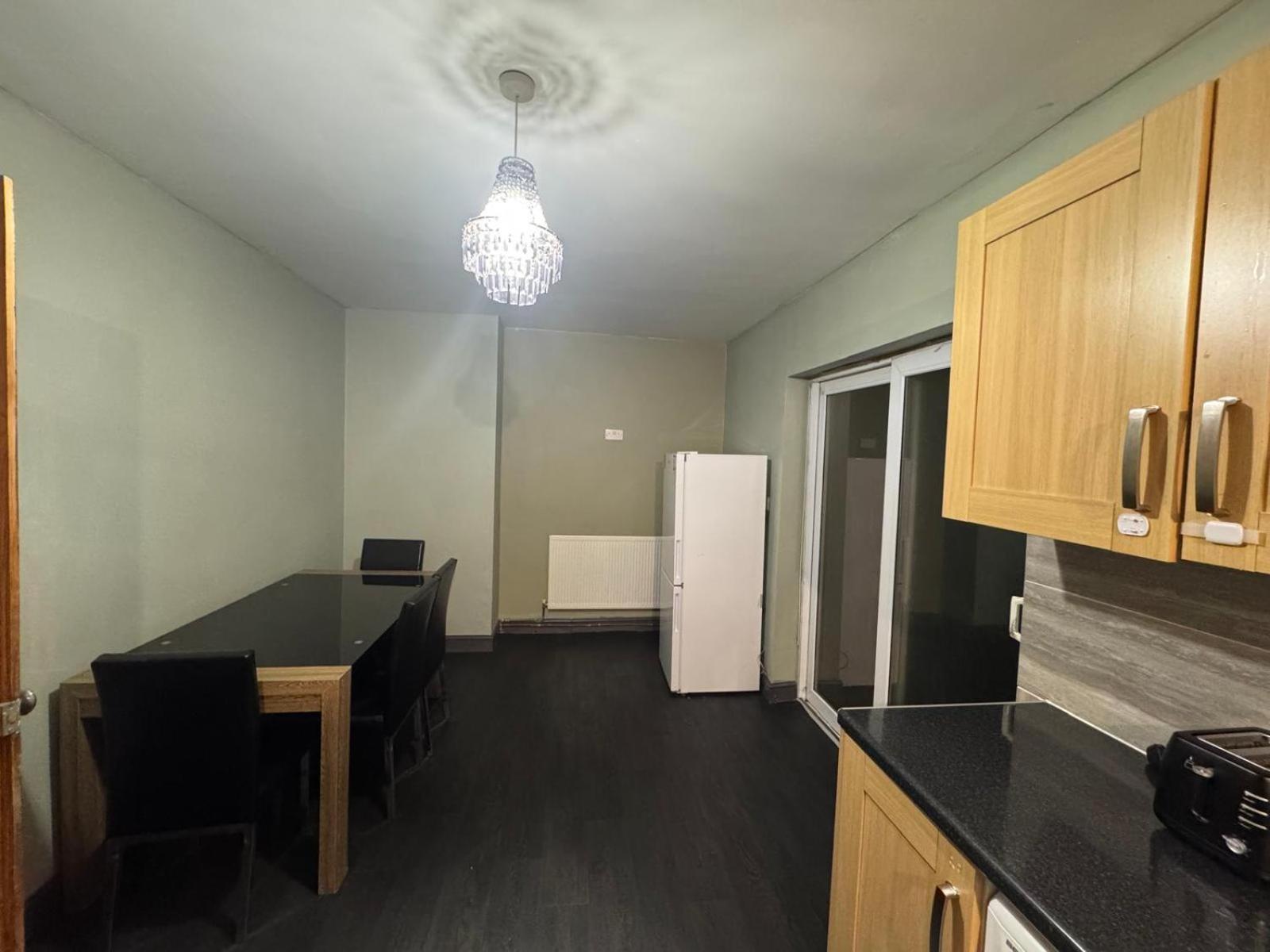 Sleeps 8 L 3 Bedroom L Last-minute Specials L New L Elegant House Near Center Sleeps 6 With Free Parking L By Zen Nights Short Lets & Serviced Apartment