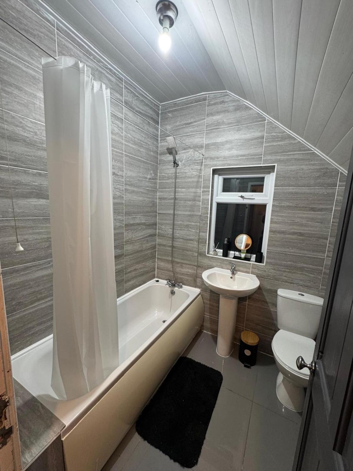 Apartment Sleeps 8 L 3 Bedroom L Last-minute Specials L New L Elegant House Near Center Sleeps 6 With Free Parking L By Zen Nights Short Lets & Serviced
