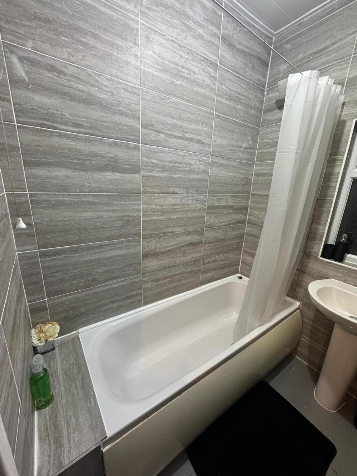Apartment Sleeps 8 L 3 Bedroom L Last-minute Specials L New L Elegant House Near Center Sleeps 6 With Free Parking L By Zen Nights Short Lets & Serviced