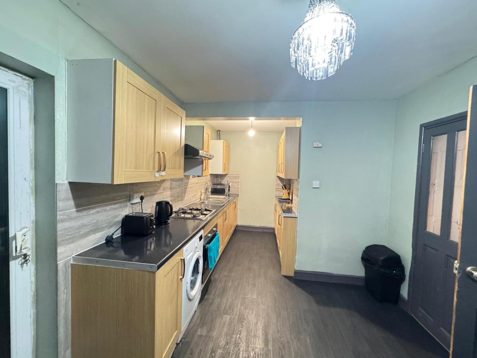 Sleeps 8 L 3 Bedroom L Last-minute Specials L New L Elegant House Near Center Sleeps 6 With Free Parking L By Zen Nights Short Lets & Serviced * Leicester