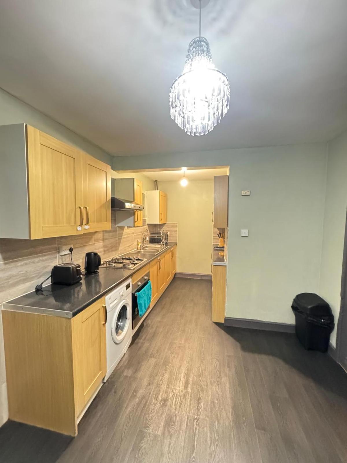 Sleeps 8 L 3 Bedroom L Last-minute Specials L New L Elegant House Near Center Sleeps 6 With Free Parking L By Zen Nights Short Lets & Serviced
