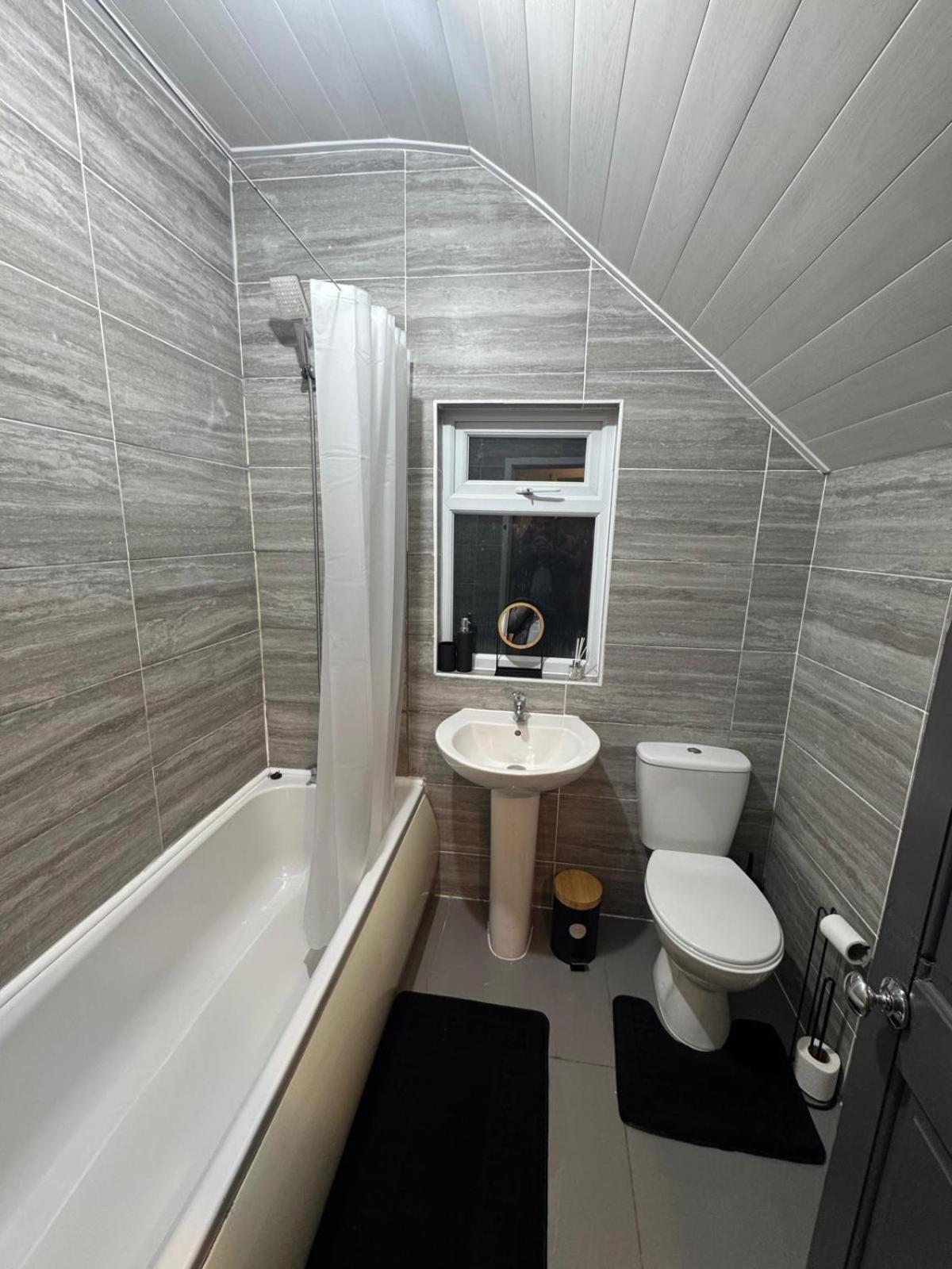 Sleeps 8 L 3 Bedroom L Last-minute Specials L New L Elegant House Near Center Sleeps 6 With Free Parking L By Zen Nights Short Lets & Serviced Apartment *