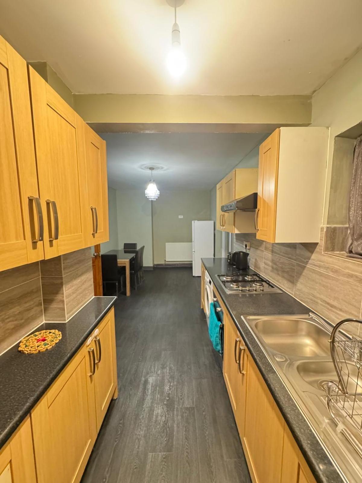 Apartment Sleeps 8 L 3 Bedroom L Last-minute Specials L New L Elegant House Near Center Sleeps 6 With Free Parking L By Zen Nights Short Lets & Serviced Leicester