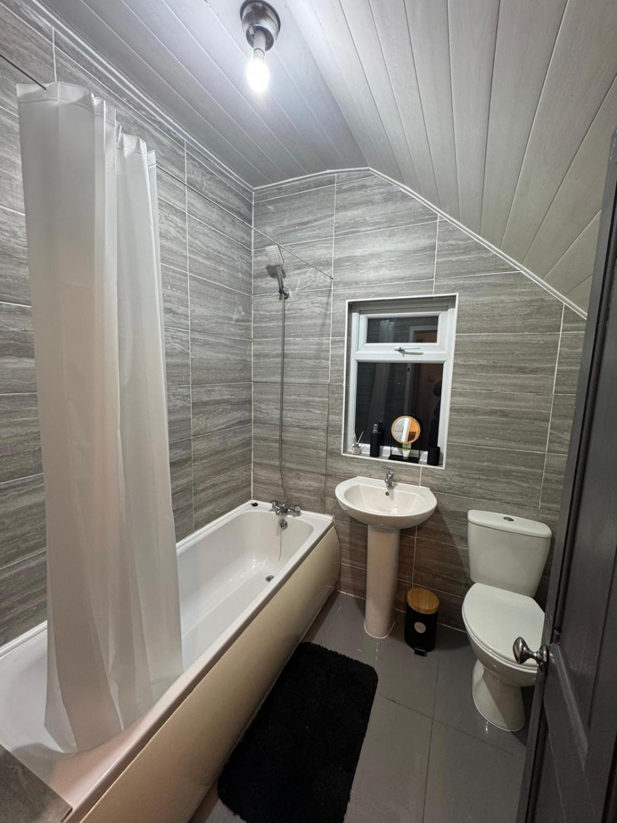 Sleeps 8 L 3 Bedroom L Last-minute Specials L New L Elegant House Near Center Sleeps 6 With Free Parking L By Zen Nights Short Lets & Serviced *