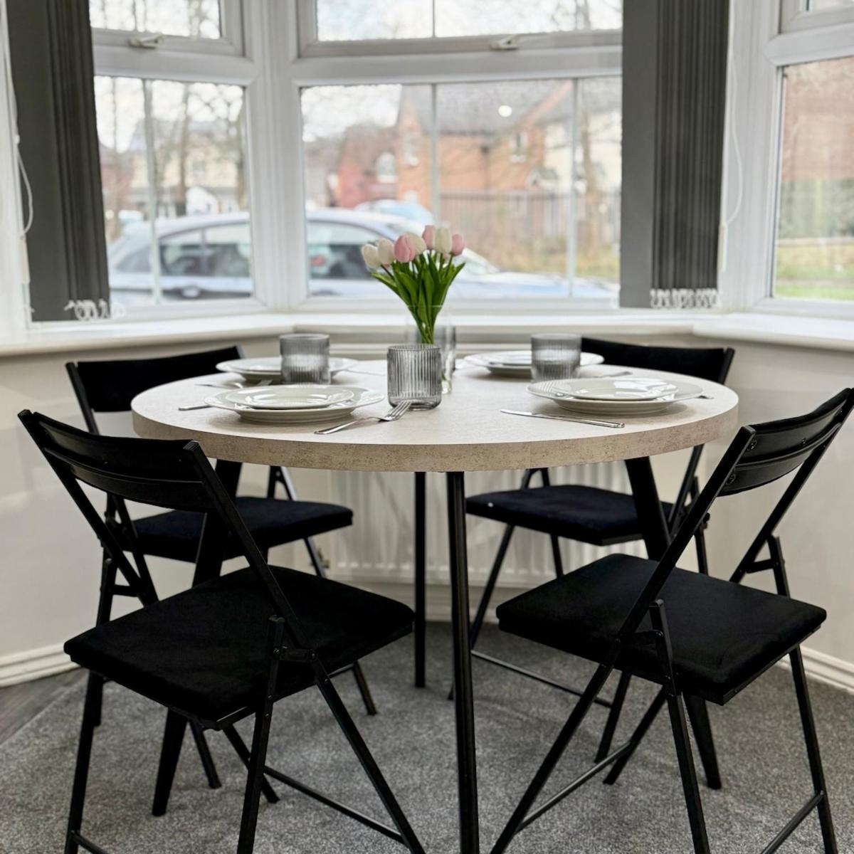 Newly Furnished Modern 2 Bedroom Flat With Free Parking In Humberstone *