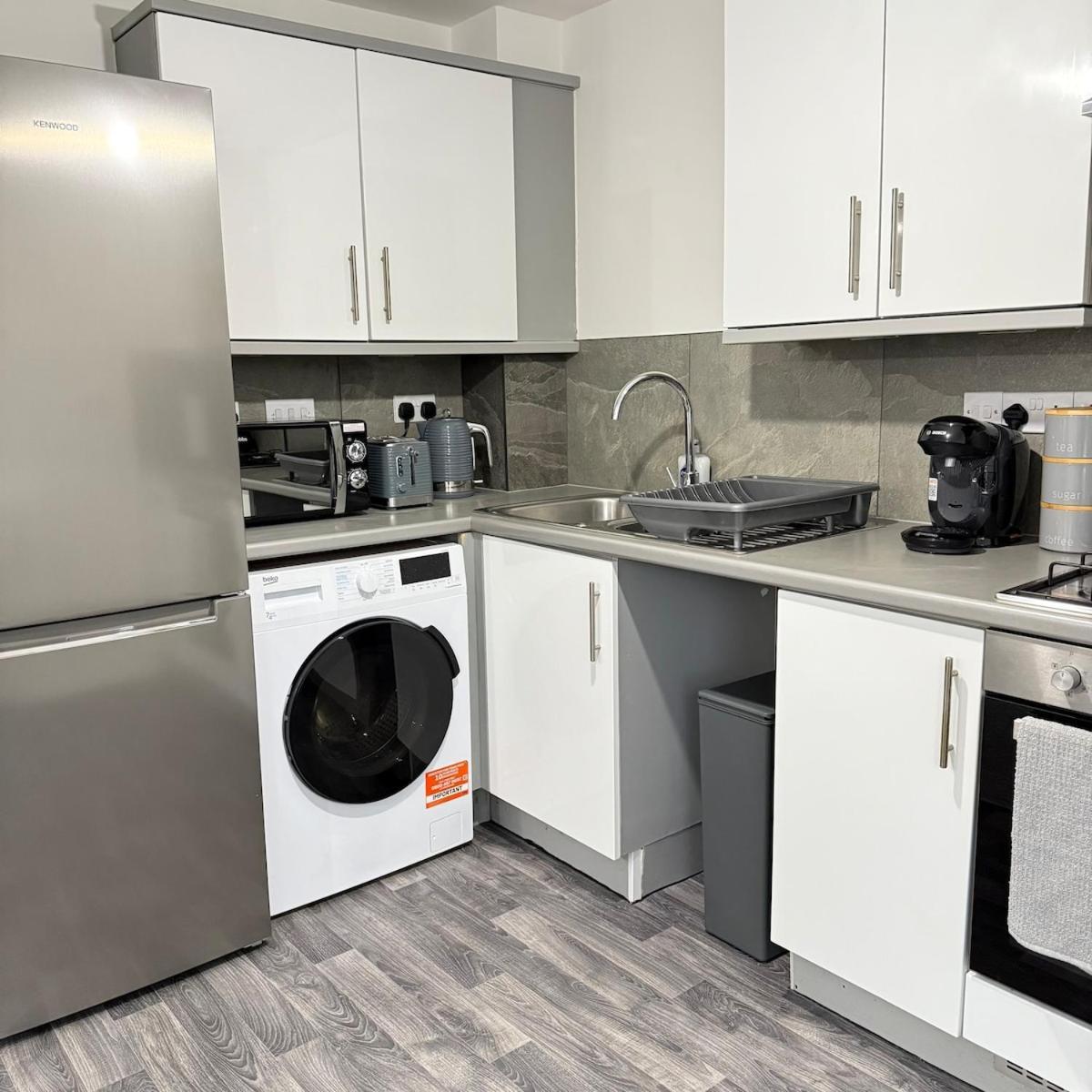 Newly Furnished Modern 2 Bedroom Flat With Free Parking In Humberstone * Leicester