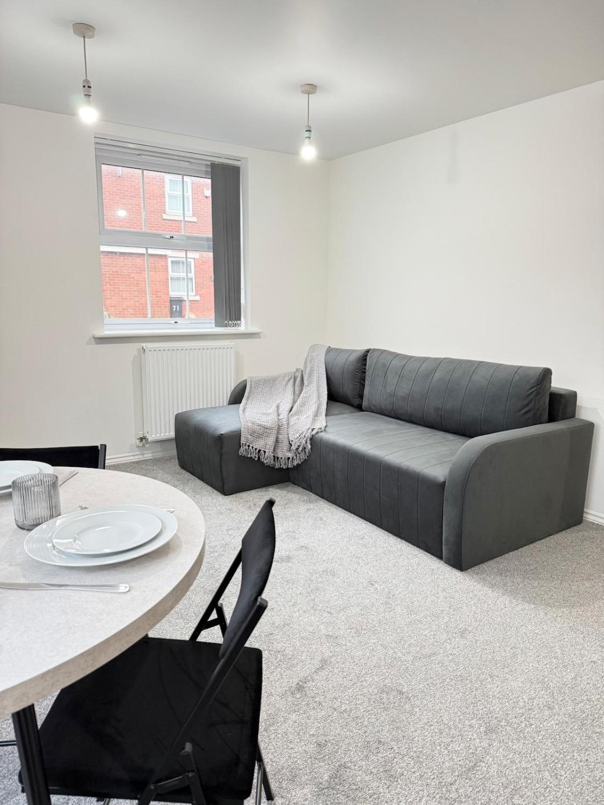 Newly Furnished Modern 2 Bedroom Flat With Free Parking In Humberstone Apartment