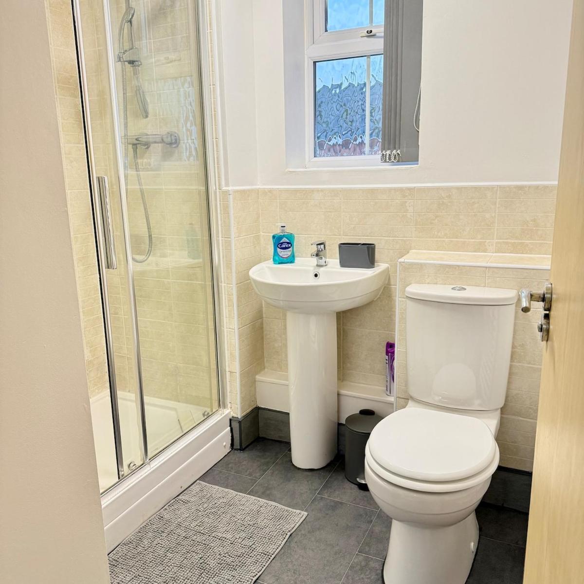 Apartment Newly Furnished Modern 2 Bedroom Flat With Free Parking In Humberstone