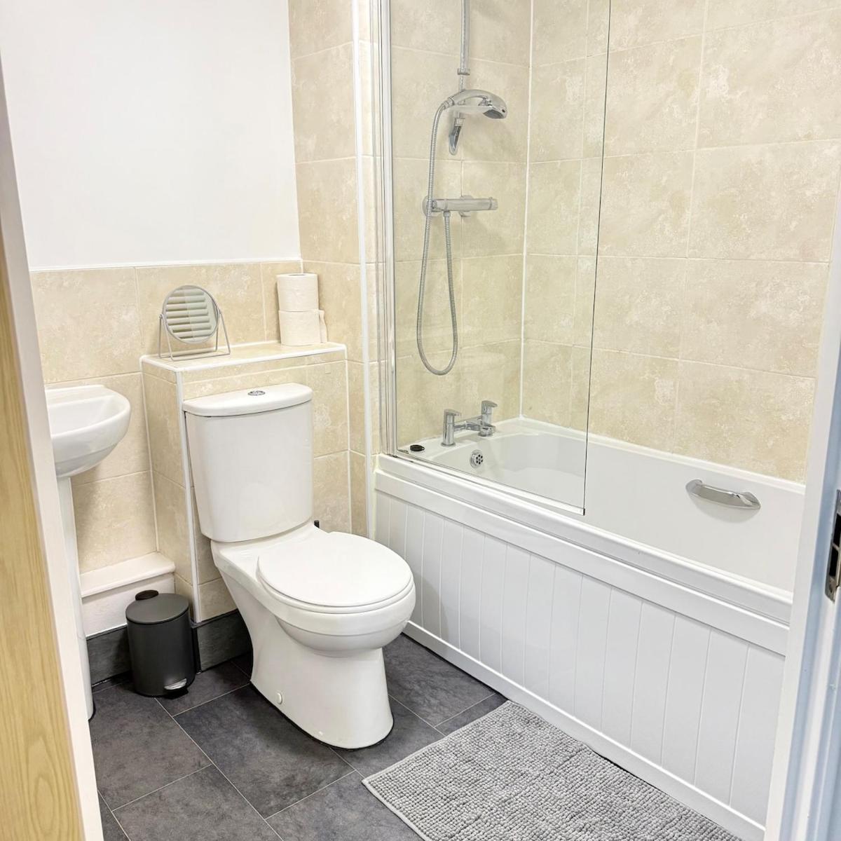 Apartment Newly Furnished Modern 2 Bedroom Flat With Free Parking In Humberstone