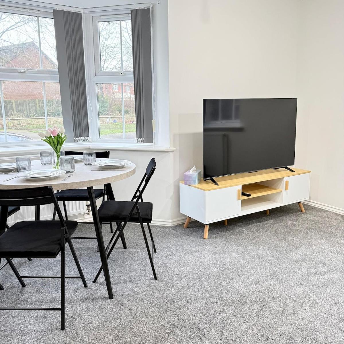 Newly Furnished Modern 2 Bedroom Flat With Free Parking In Humberstone * Leicester