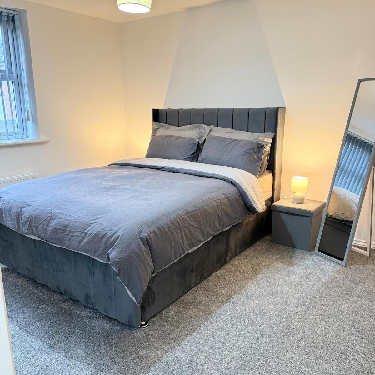 Newly Furnished Modern 2 Bedroom Flat With Free Parking In Humberstone *