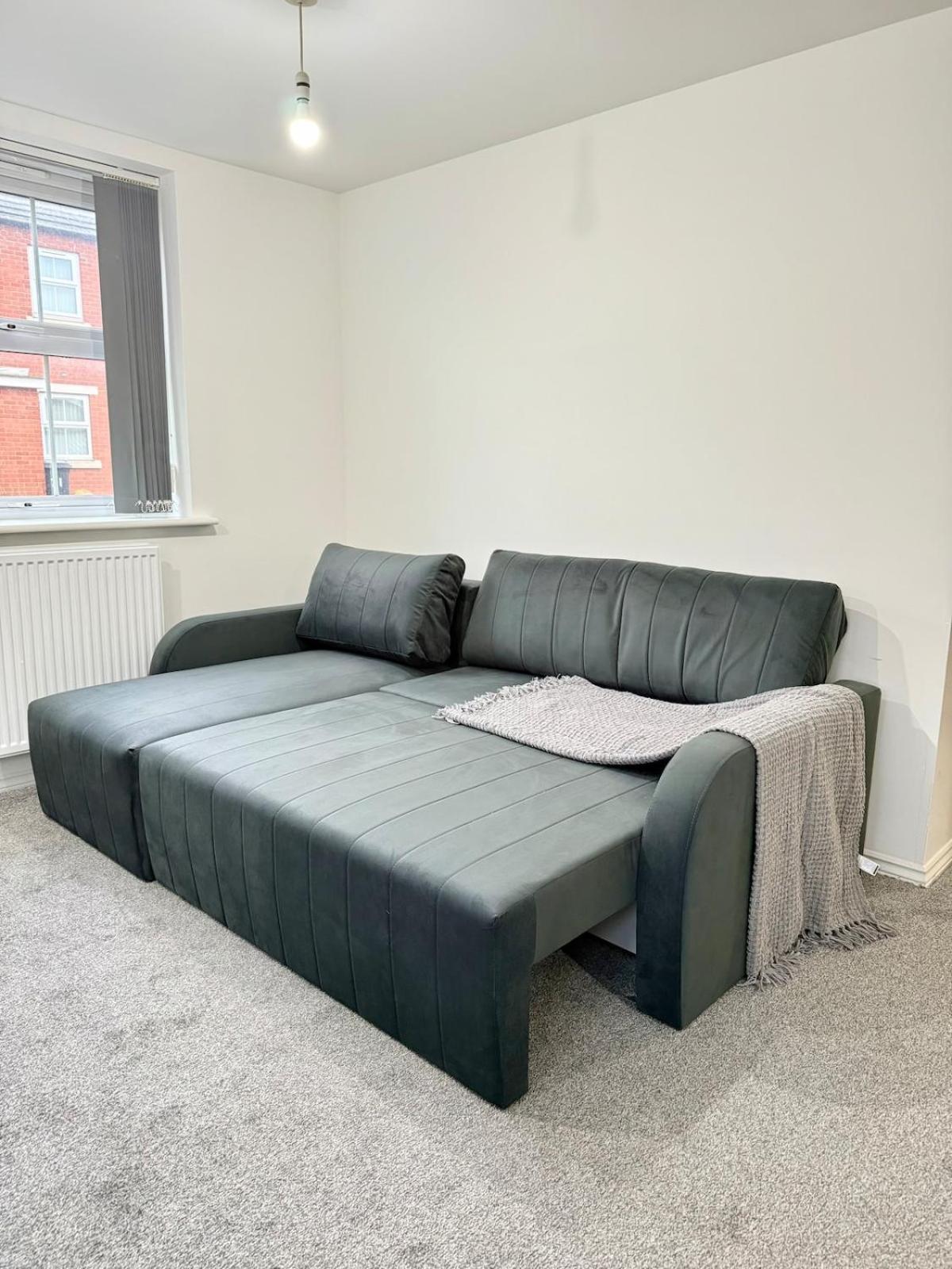 Newly Furnished Modern 2 Bedroom Flat With Free Parking In Humberstone *