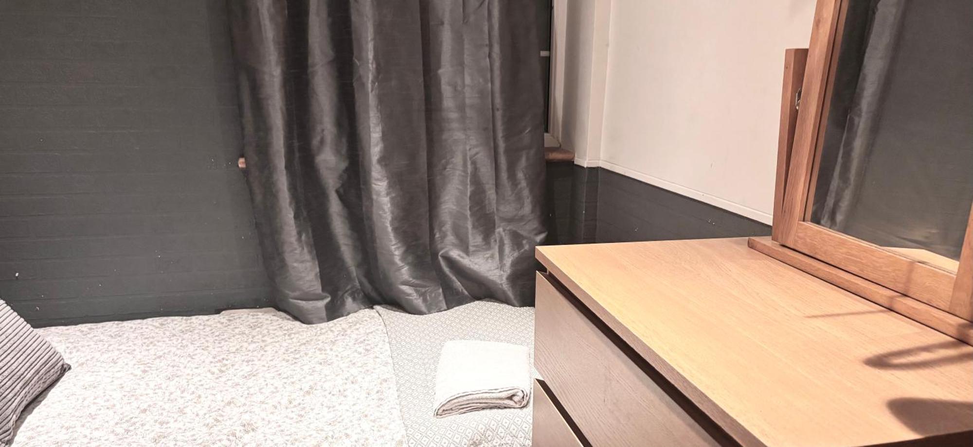Spabar Free Parking Drinks Breakfast Available * Leicester