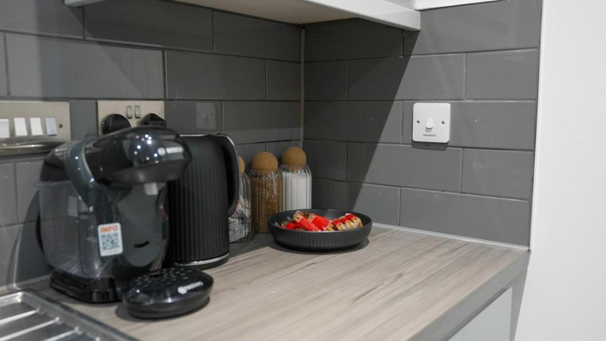 Centre Luxury , Sofa Bed, Wifi, Netflix, Urban Retreat Apartment *