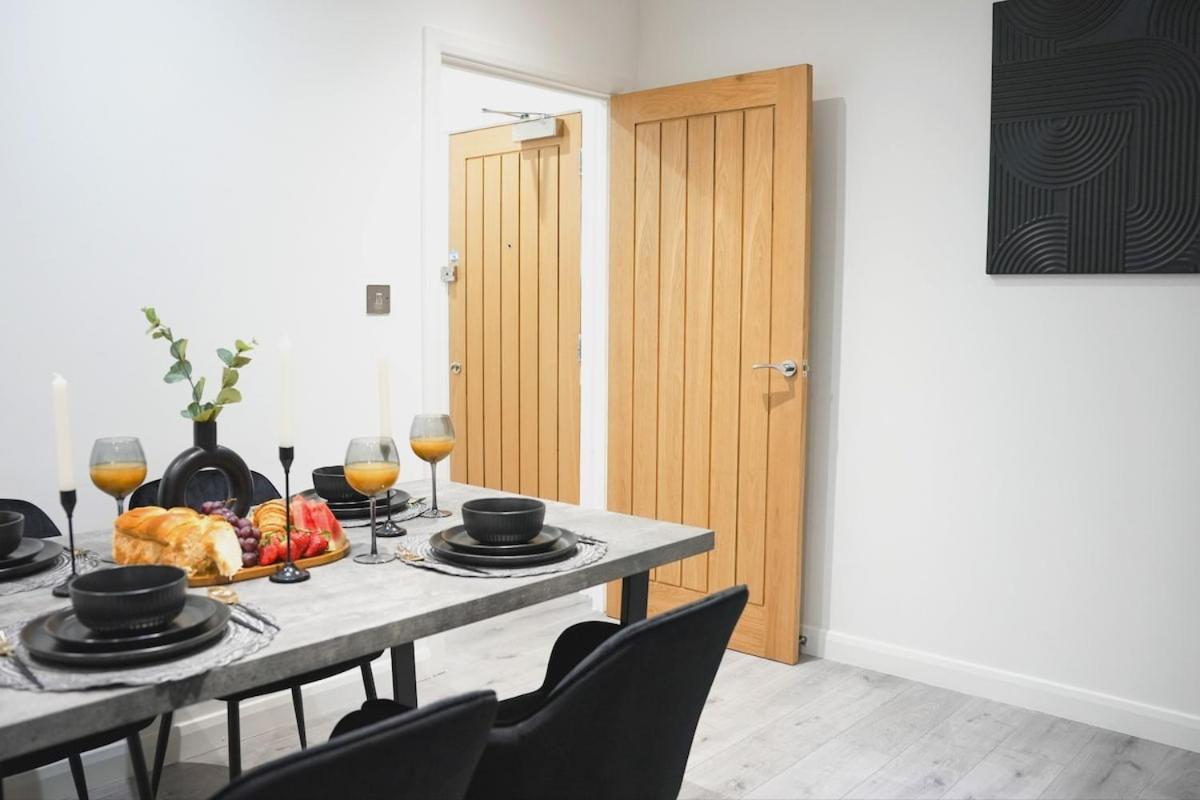 Centre Luxury , Sofa Bed, Wifi, Netflix, Urban Retreat Apartment *