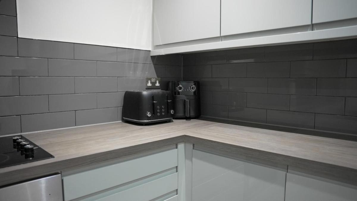 Centre Luxury , Sofa Bed, Wifi, Netflix, Urban Retreat Apartment *
