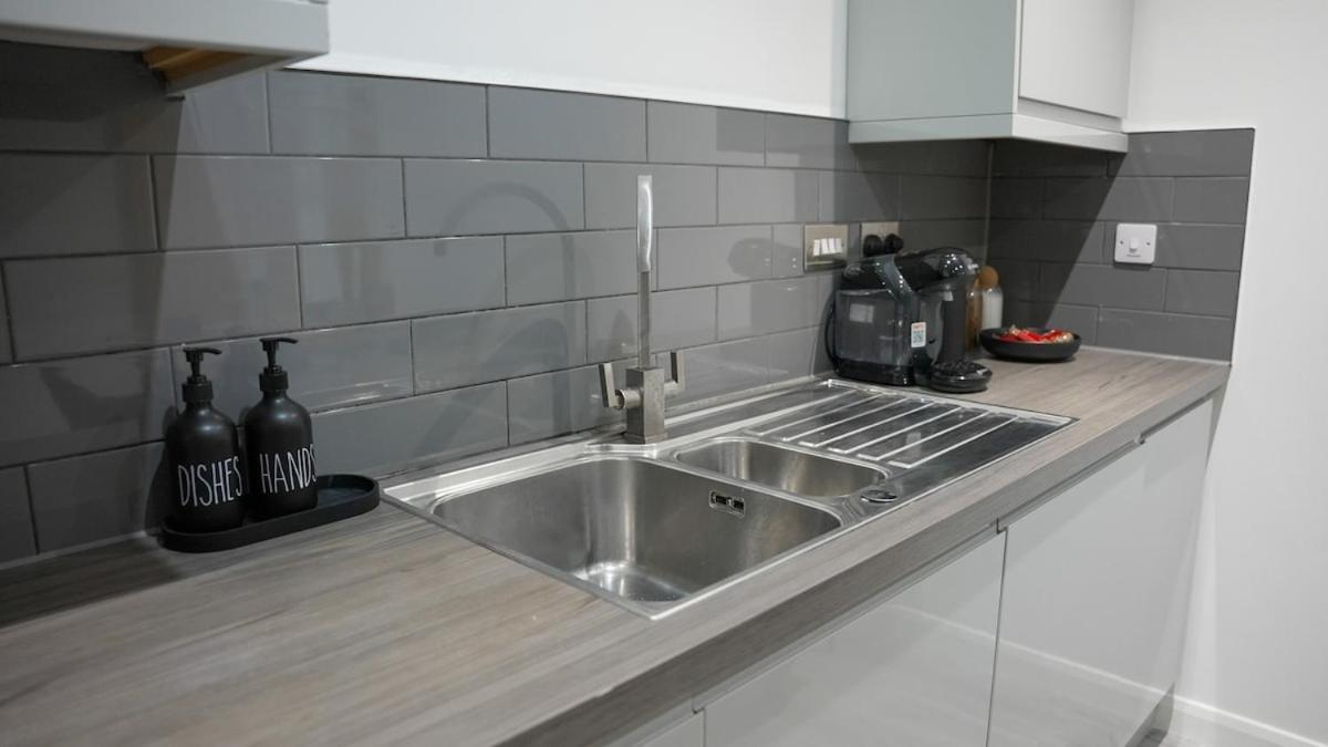 Apartment Centre Luxury , Sofa Bed, Wifi, Netflix, Urban Retreat *
