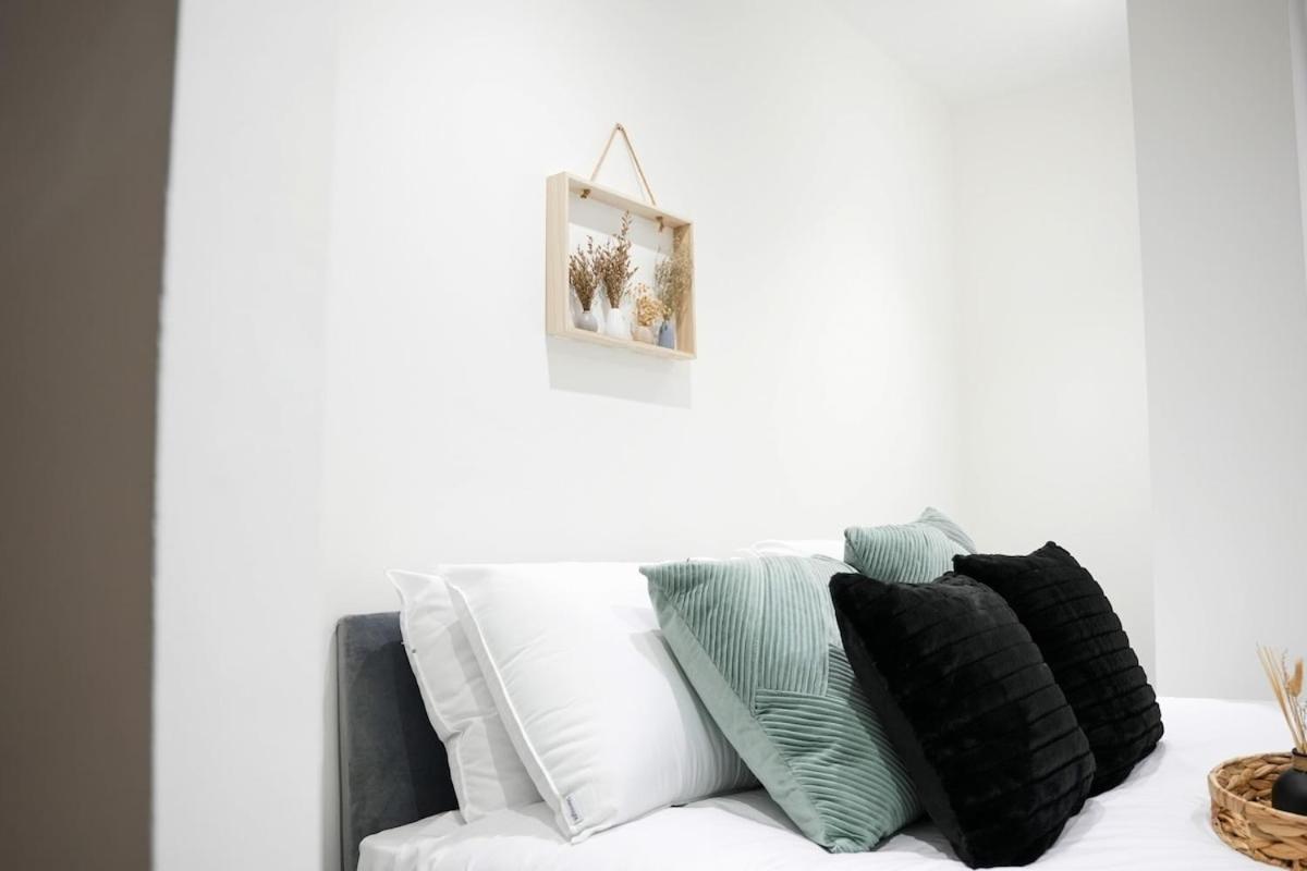 Centre Luxury , Sofa Bed, Wifi, Netflix, Urban Retreat Apartment