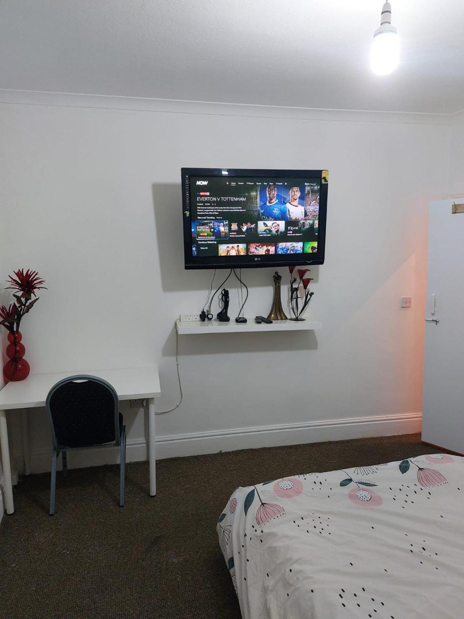 Apartment Three Double Bedrooms With Share Bathroom At La Belle Meuniere Leicester