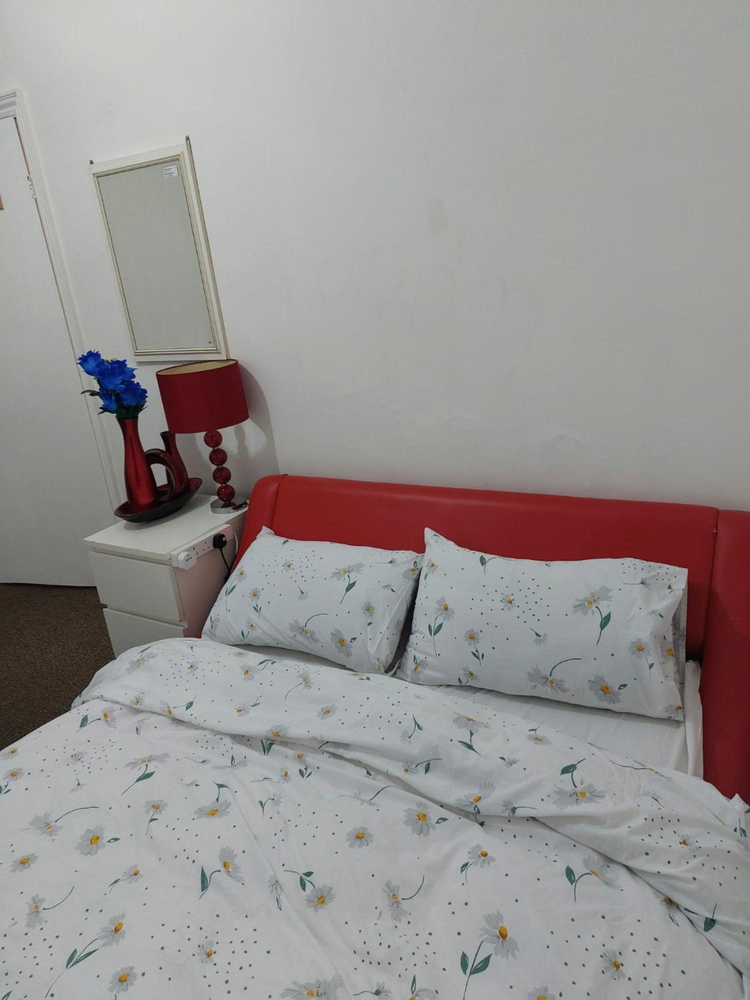 Three Double Bedrooms With Share Bathroom At La Belle Meuniere Apartment *