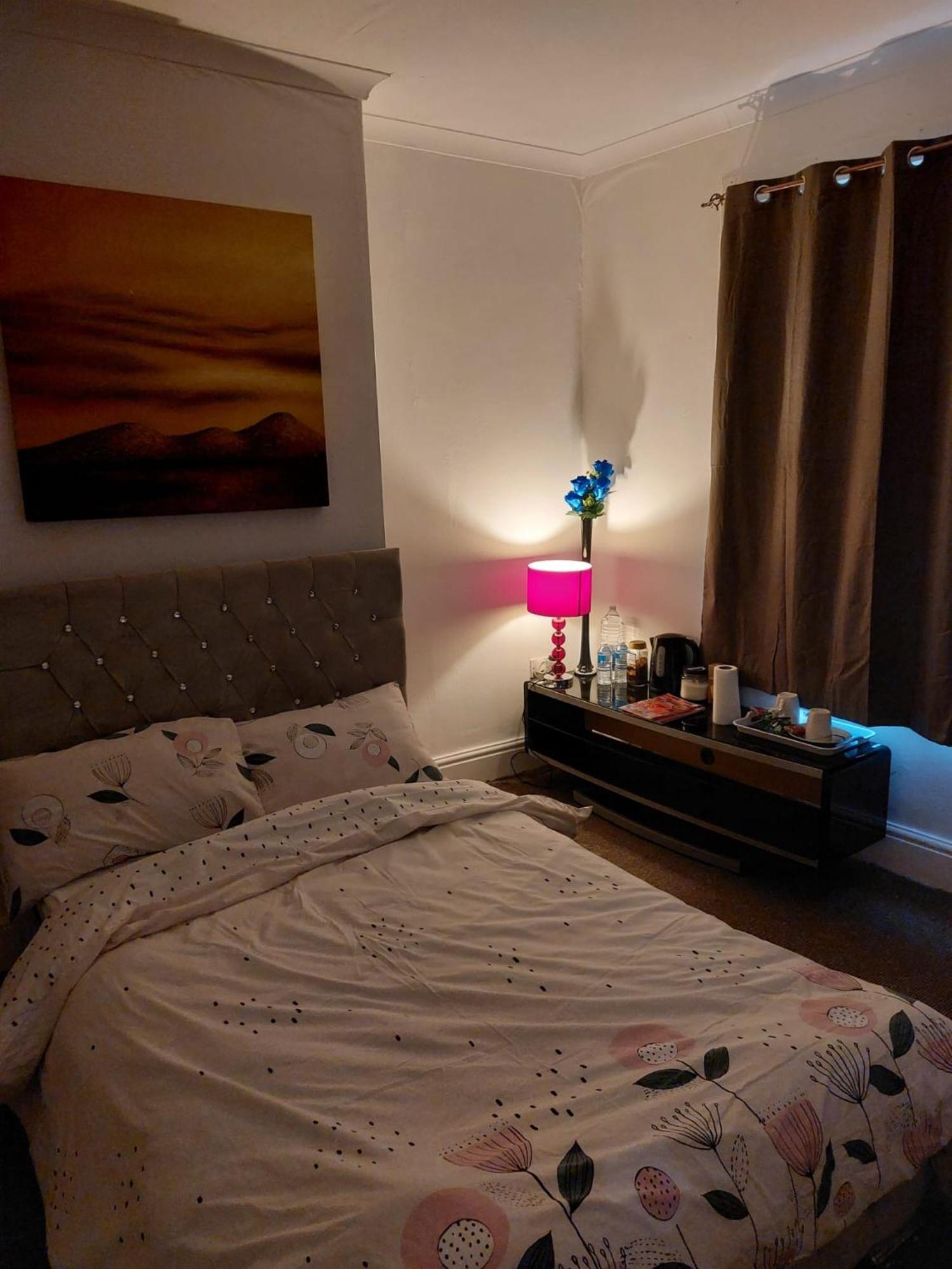 Three Double Bedrooms With Share Bathroom At La Belle Meuniere * Leicester