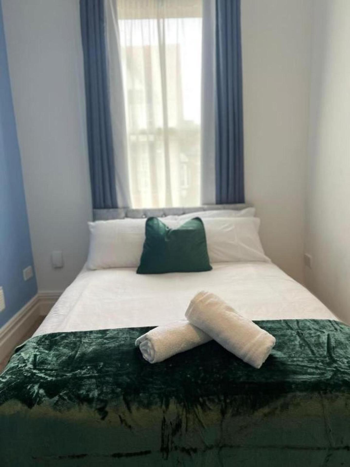 Apartment Cozy With 2 Bedrooms *