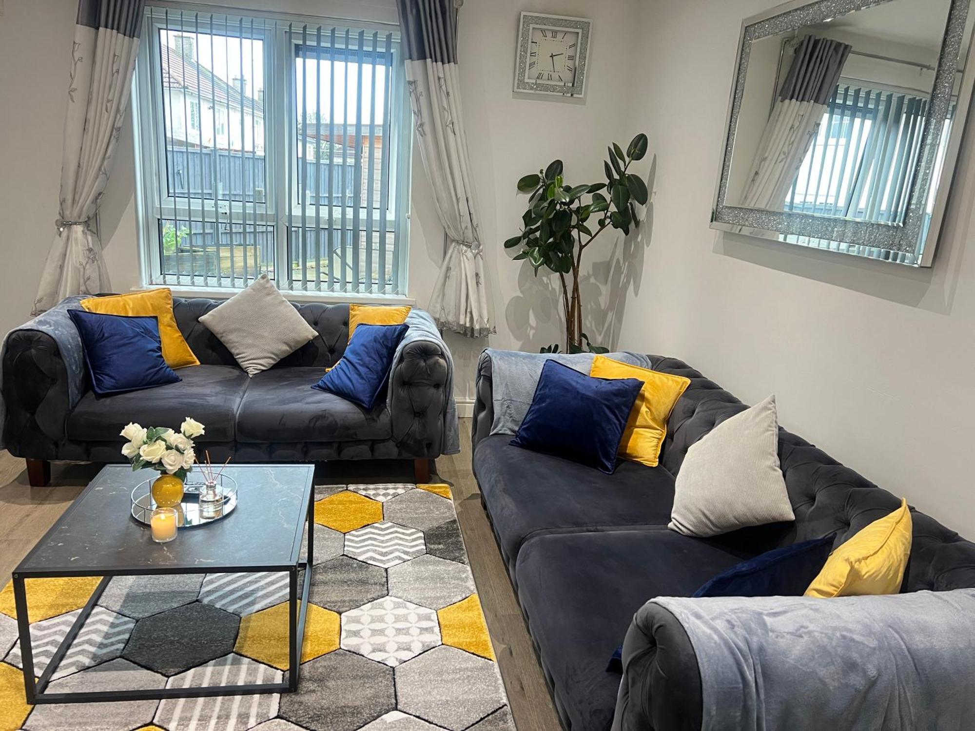 3 Bedrooms Homely House Sleeps Seven Comfortably With Three Double Beds And One Single Bed Free Parking On Private Drive For Upto 3 Cars Vans For Business Travellers Contractors And Goers Near Major Transport Links Holiday home *