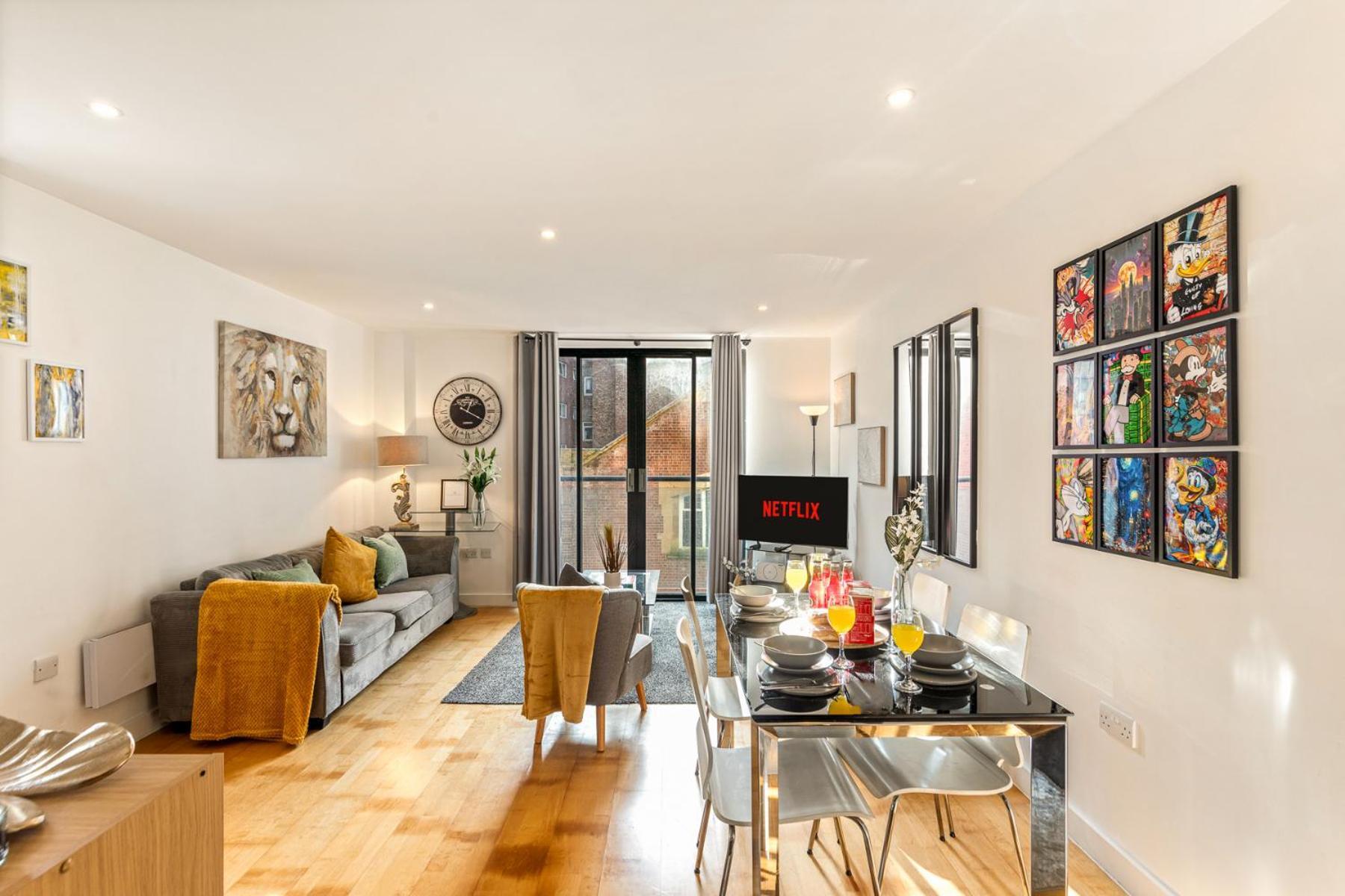 The Suite- Comfy Blissful Getaway In Centre L Samsung Smart Tv With Free Netflix High-speed Wi-fi Apartment