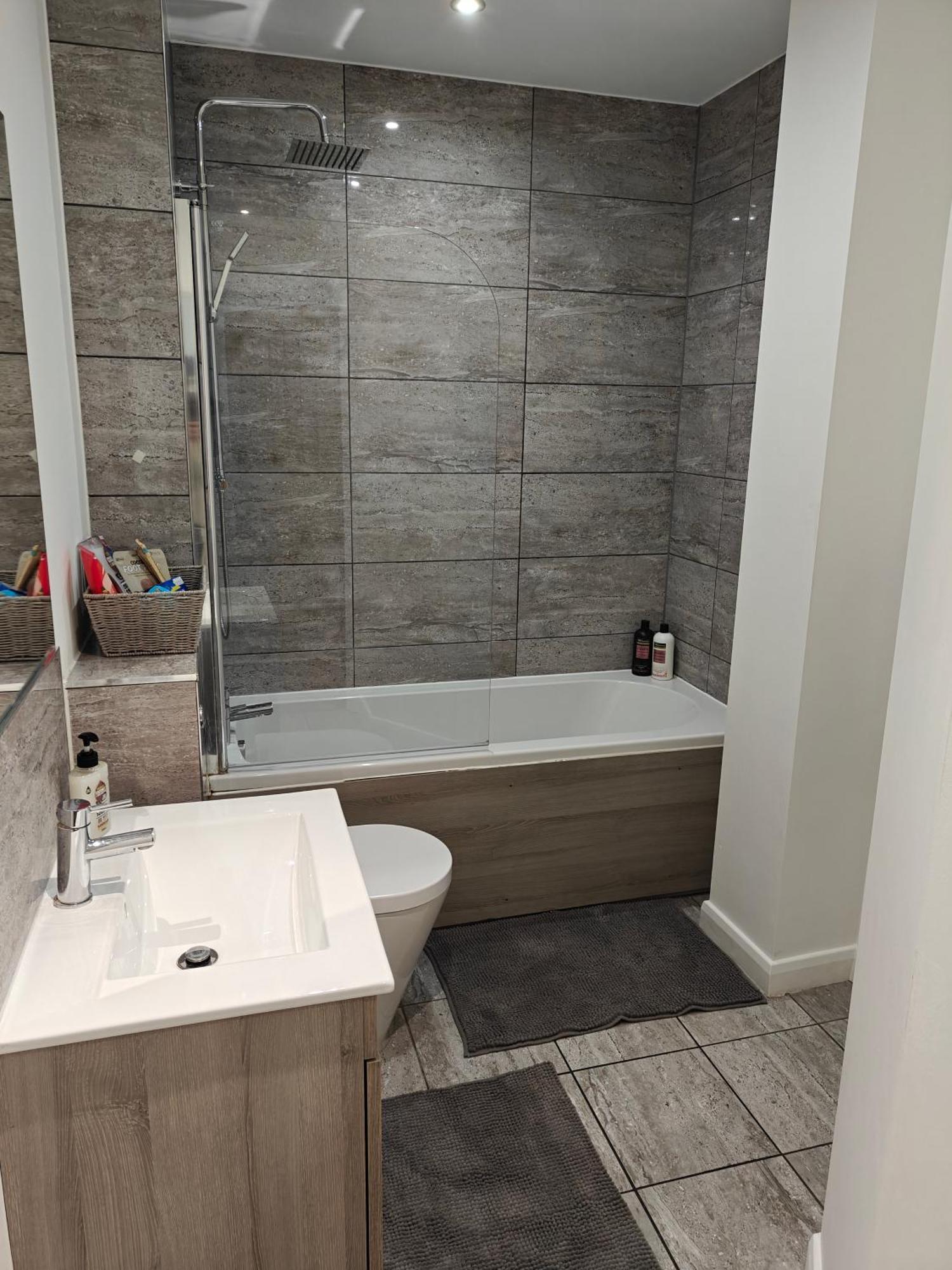 Newly Furnished Modern 1 Bedroom *