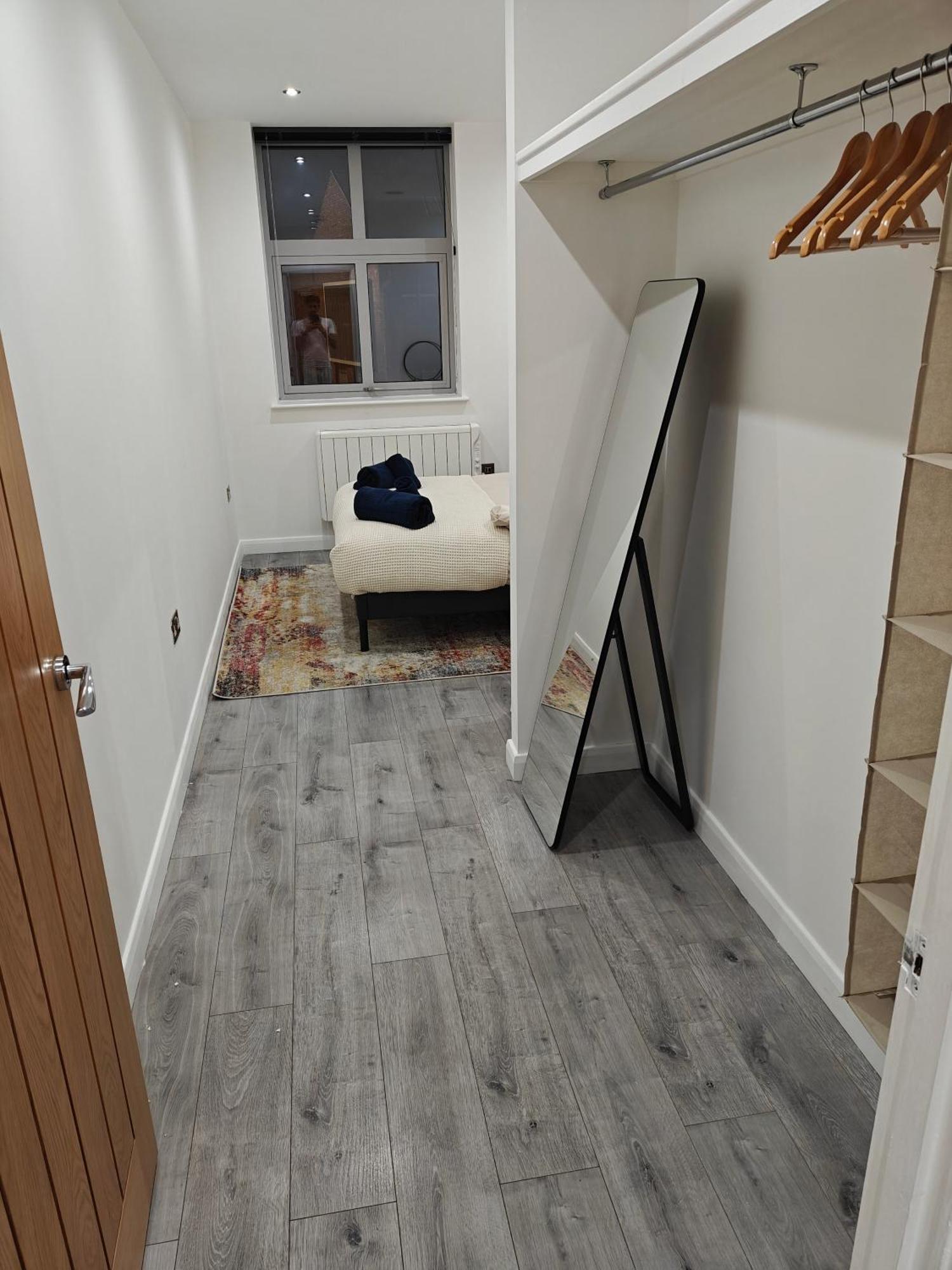 Newly Furnished Modern 1 Bedroom *