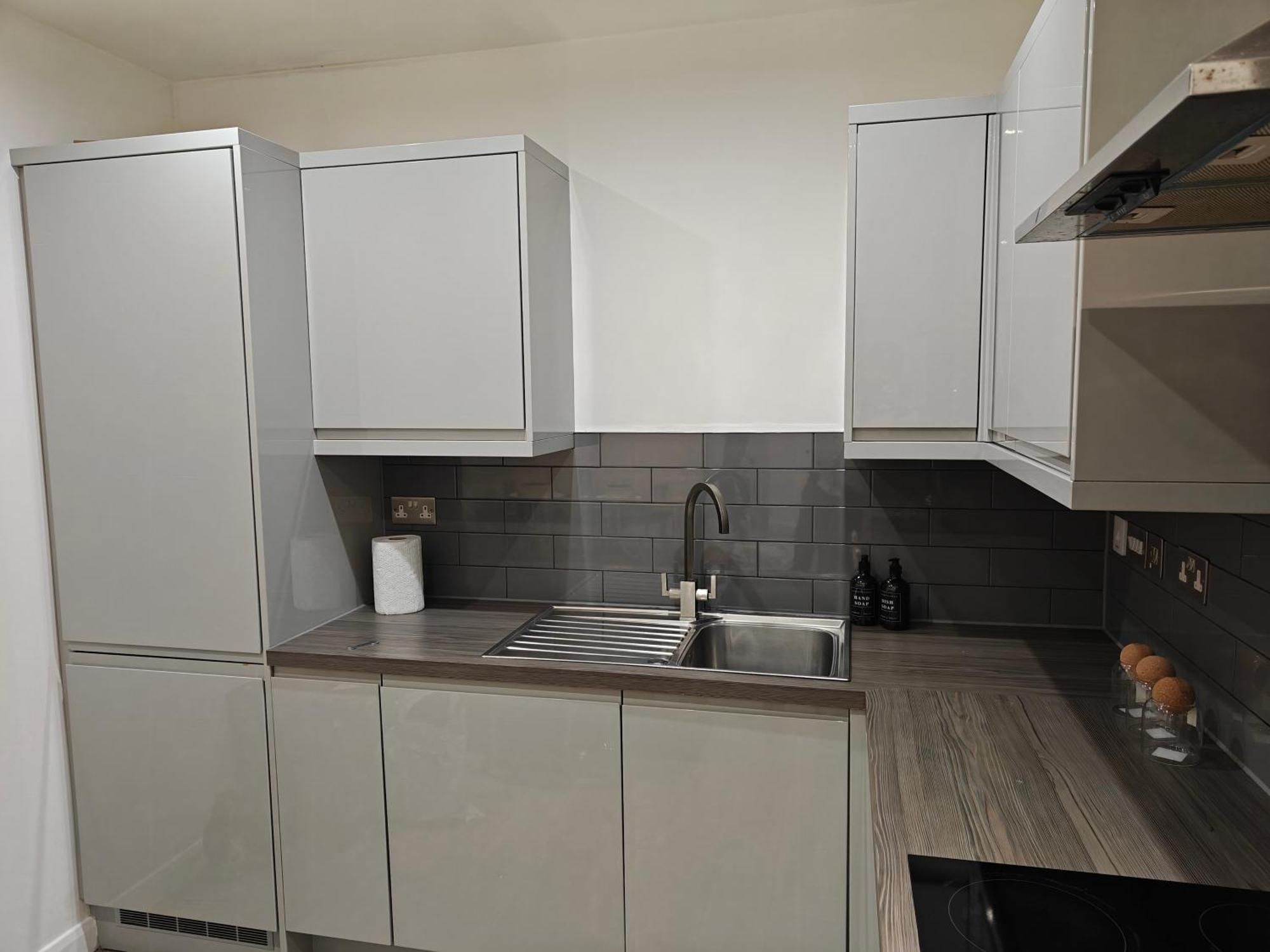 Newly Furnished Modern 1 Bedroom Apartment *