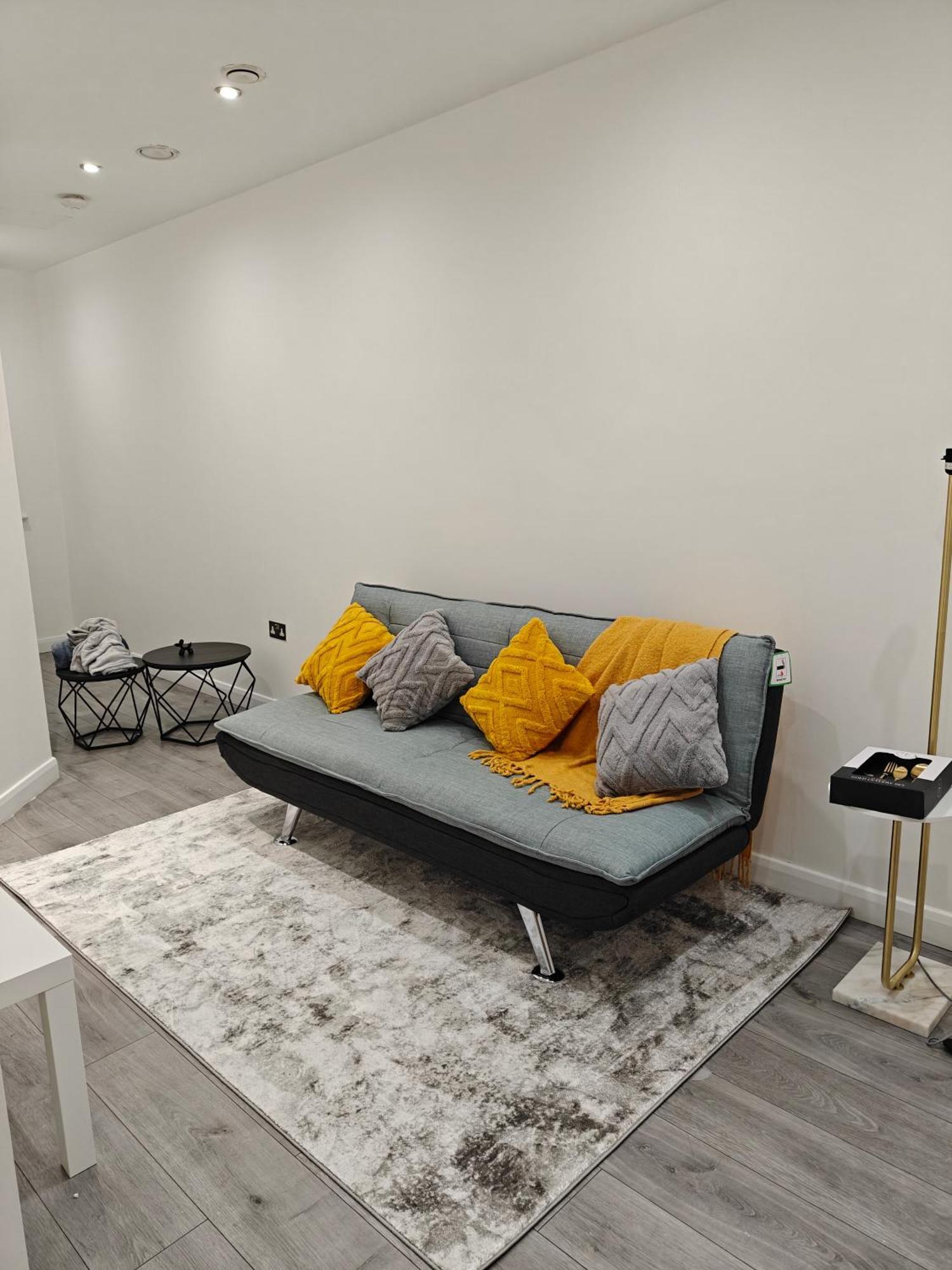 Apartment Newly Furnished Modern 1 Bedroom *