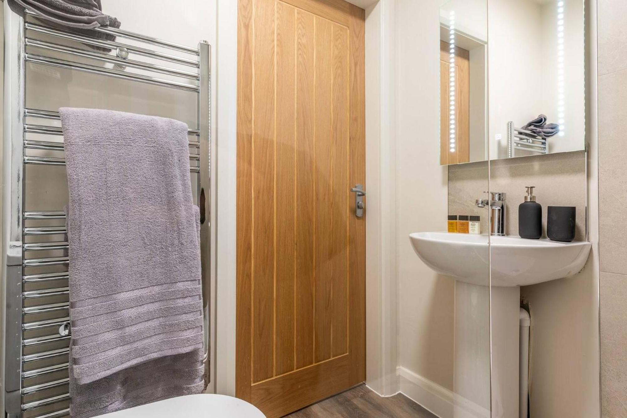 Aurum 6 - Chic 1br By Dmu Centre Apartment