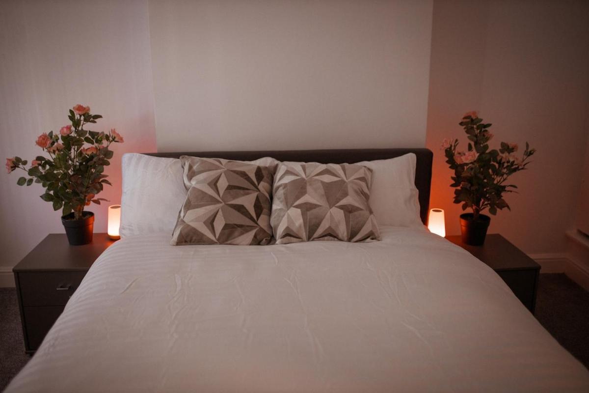 Apartment Cozy And Stylish 2 Bedroom *