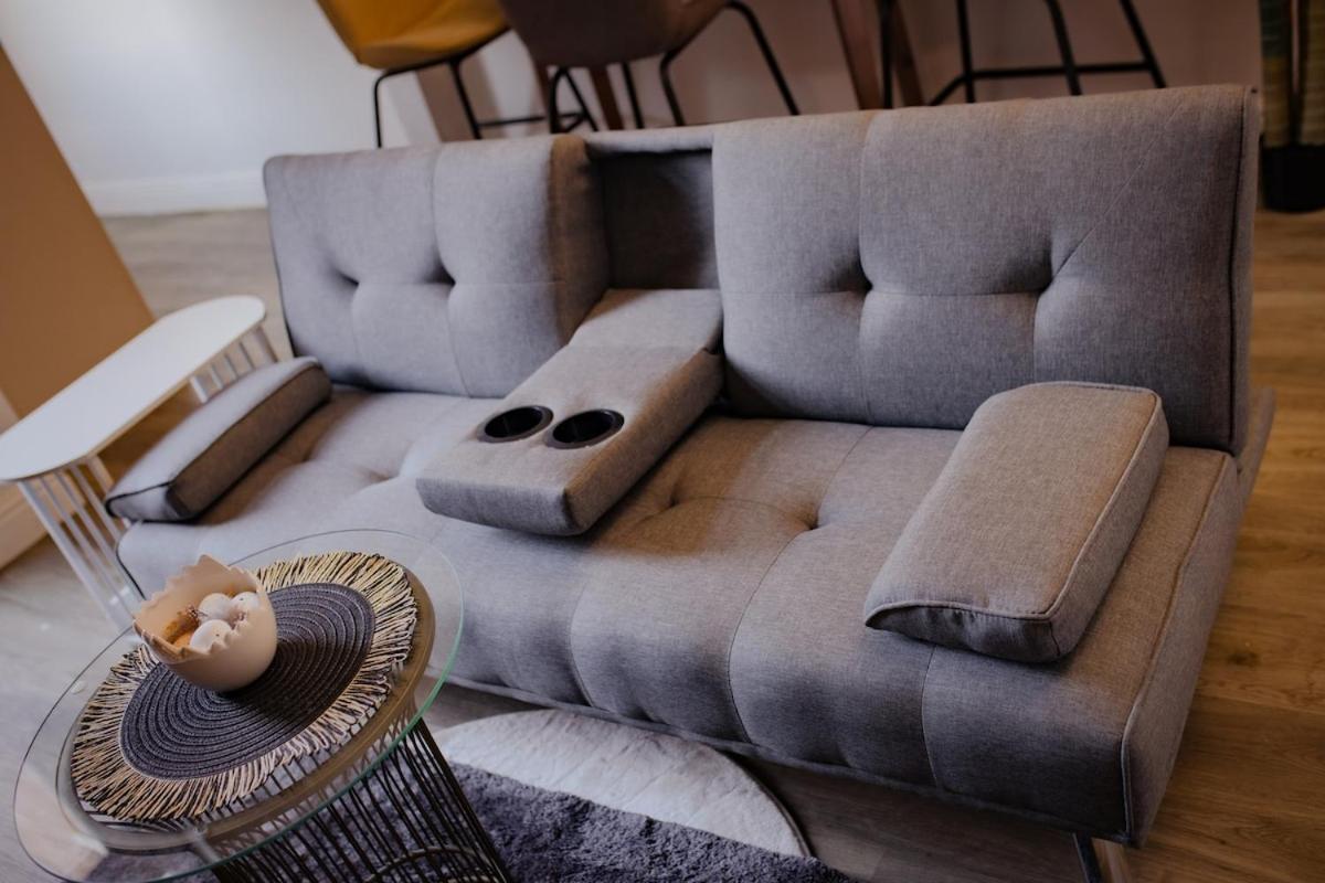 Cozy And Stylish 2 Bedroom Apartment *