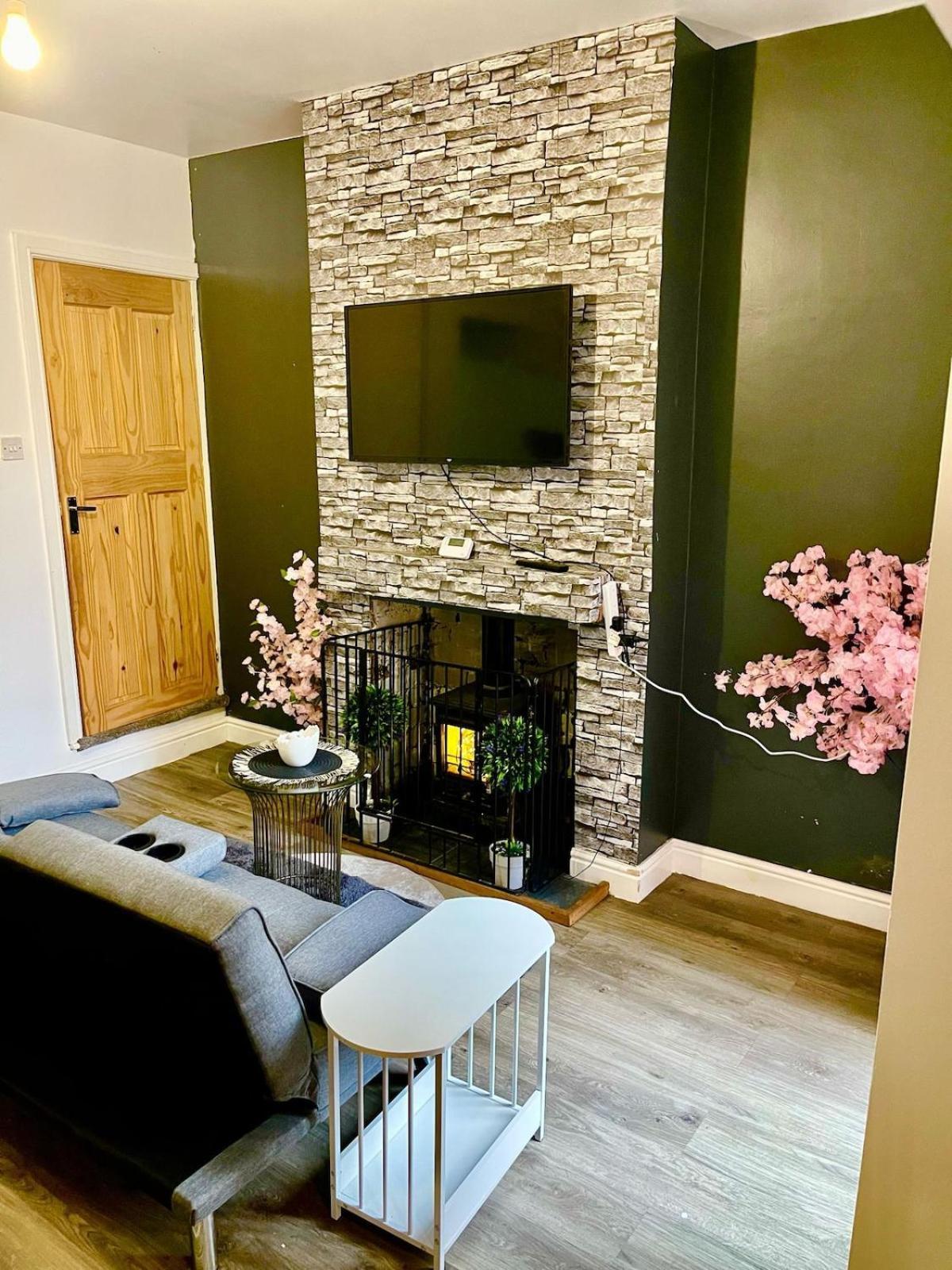 Apartment Cozy And Stylish 2 Bedroom *