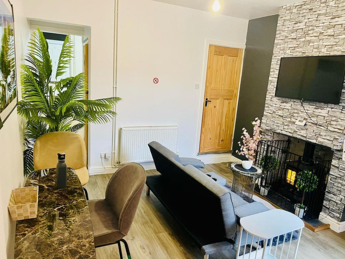 Cozy And Stylish 2 Bedroom Apartment *