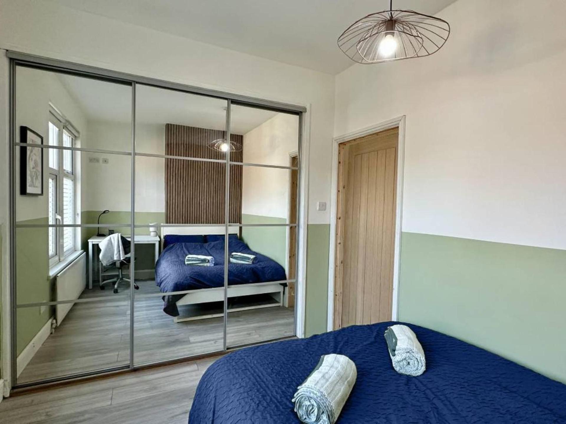 Holiday home Luxury 4-bed 3 Bathroom House In