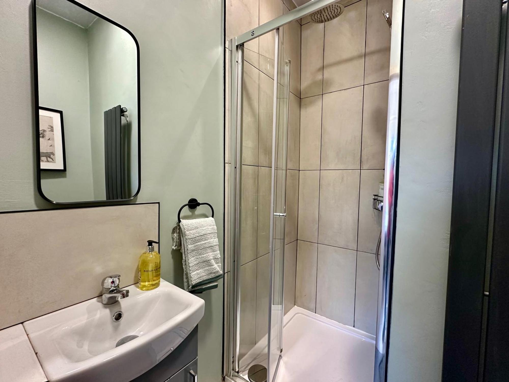 Luxury 4-bed 3 Bathroom House In