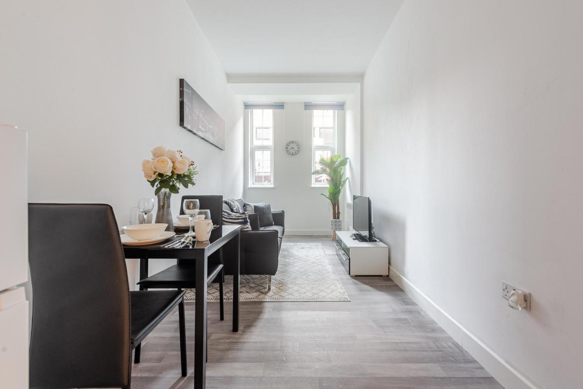 Centre - One Bedroom Flat Apartment *