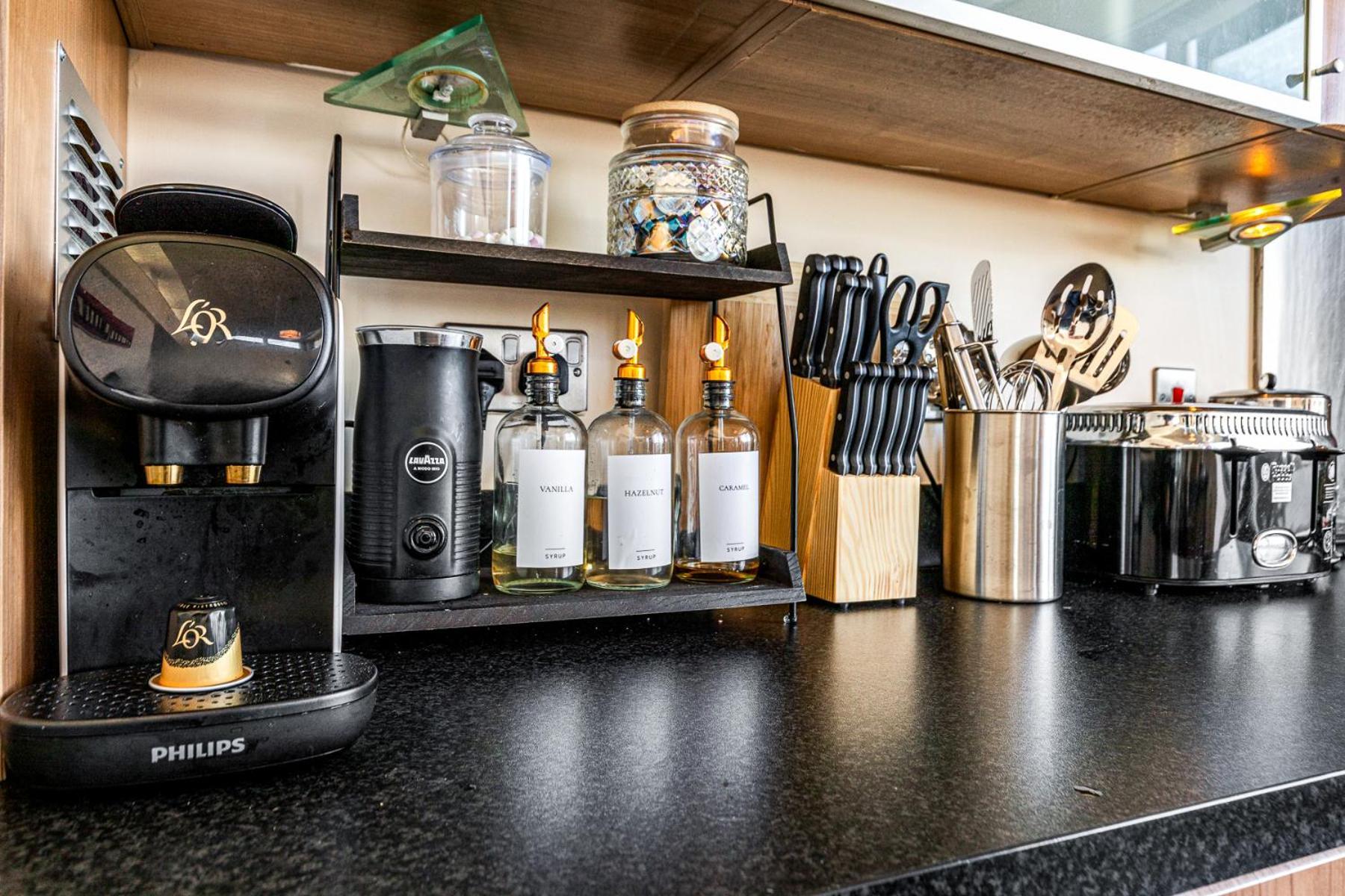 Apartment Centre Luxury Penthouse With Balcony, Terrace & Free Parking *